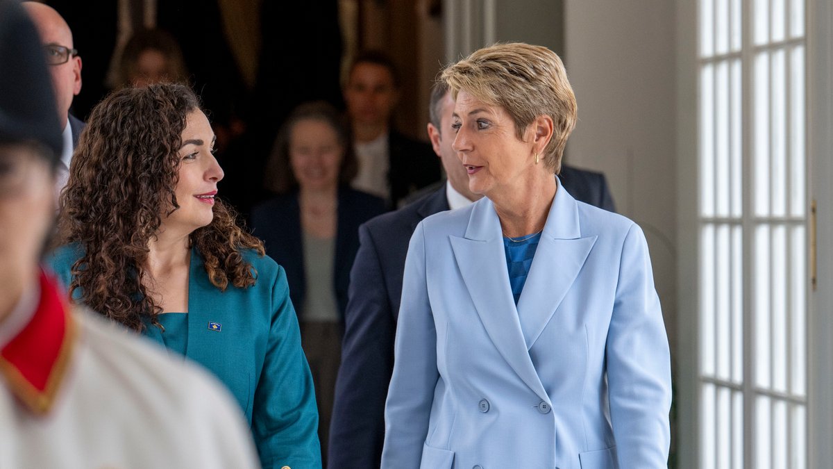 🇽🇰🤝🇨🇭 #Staatsbesuch 
Auf dem Landsitz Lohn beginnt der Staatsbesuch. #BundespräsidentinCH <a href="/keller_sutter/">Karin Keller-Sutter</a> begrüsst gemeinsam mit ihrem Ehemann Morten Keller die kosovarische Präsidentin <a href="/VjosaOsmaniPRKS/">Vjosa Osmani</a> und ihren Ehemann Prindon Sadriu.