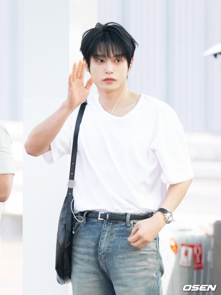 White tee, blue jeans: outfit favoritku untuk melakukan perjalanan.