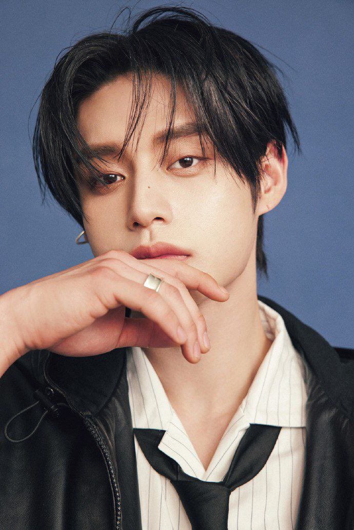 Ada badai yang tenang dari caraku menatap. Dalam heningnya lensa, kubiarkan pesona mengutarakan.