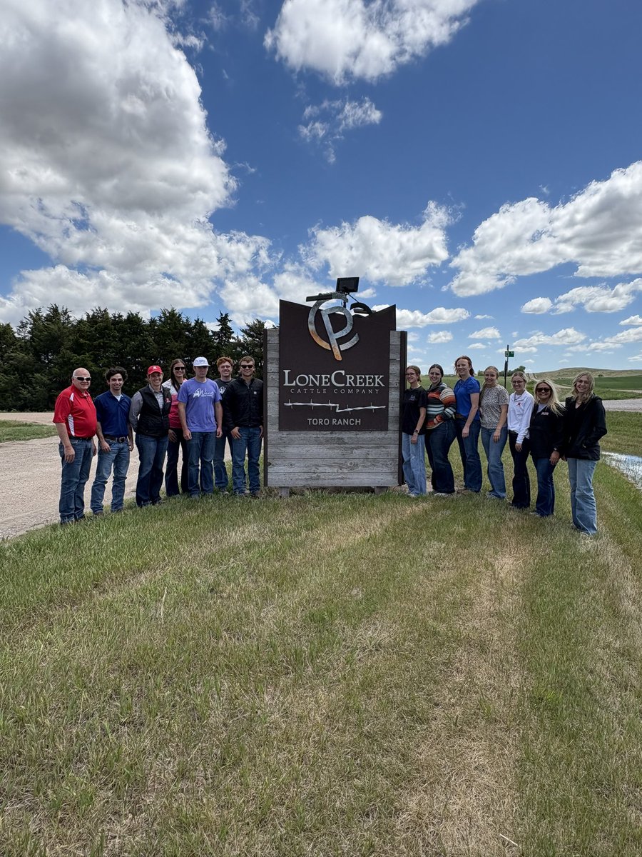 kacie_mccarthy's tweet image. 2025 Study Tour w/ @unlbeefscholars
Lone Creek Cattle Co.
Learned about the unique traits of the Piedmontese breed and how they are carving out a niche in the beef industry.
Highlights =
Breeding and bull lease programs
Niche marketing of grass-fed, grass-finished beef