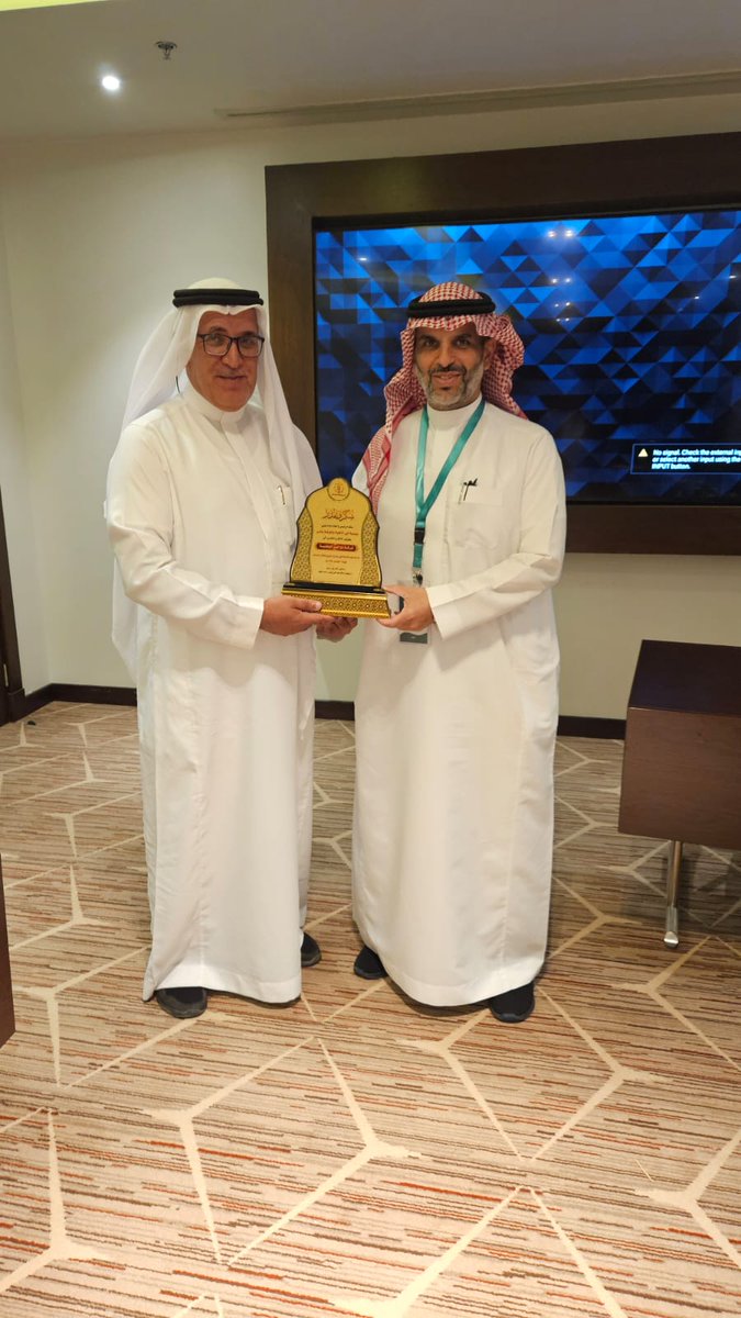 🔷 قام نائب رئيس جمعية البر الأهلية بالفيضة بالسر الأستاذ/عبدالعزيز بن عبدالرحمن المنصور بتقديم درع تكريمي لشركة دواجن الوطنية <a href="/Alwataniaco/">دواجن الوطنية</a> 
ممثلة بسعادة الرئيس التنفيذي الأستاذ/محمد بن حمد الشايع وذلك لدعمهم الكريم لمشروع إفطار الصائم لعام 1446هـ

جعل الله ذلك في ميزان حسناتهم .