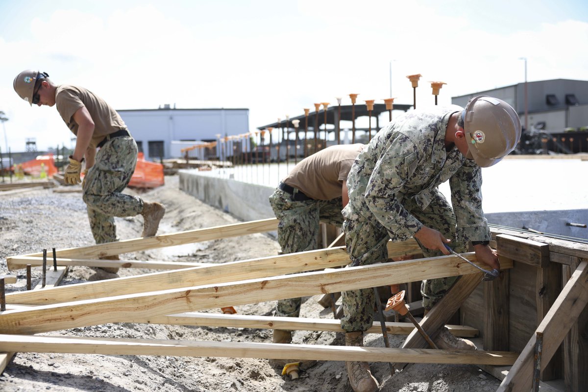 USNavy's tweet image. SeaBees use a lot of elbow grease. 💪
#USNavy Seabees, assigned to Naval Mobile Construction Battalion (NMCB) 133, level and brace concrete forms for a storage facility project on Naval Construction Battalion Center, Gulfport, Mississippi. NMCB 133 is conducting homeport