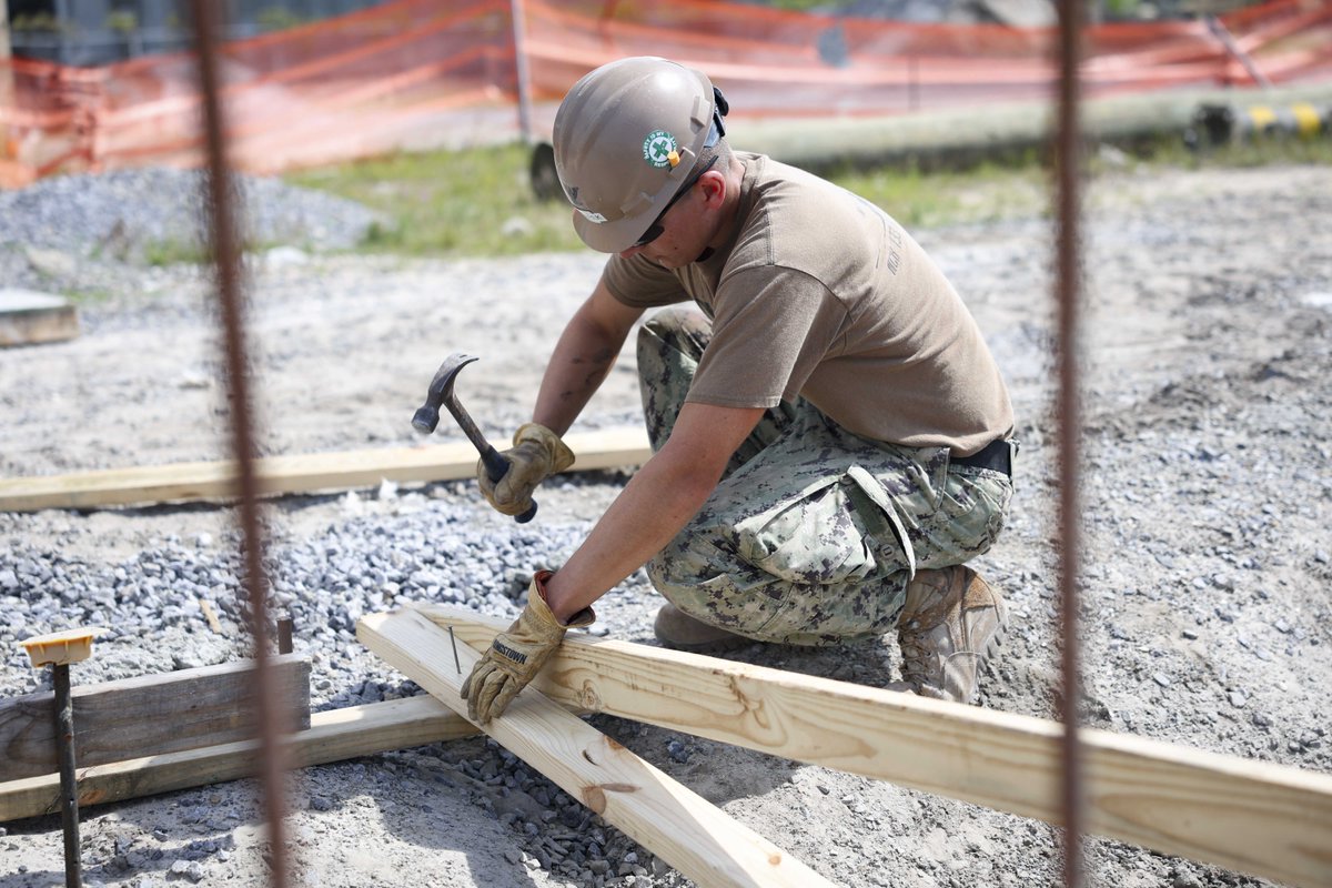 USNavy's tweet image. SeaBees use a lot of elbow grease. 💪
#USNavy Seabees, assigned to Naval Mobile Construction Battalion (NMCB) 133, level and brace concrete forms for a storage facility project on Naval Construction Battalion Center, Gulfport, Mississippi. NMCB 133 is conducting homeport
