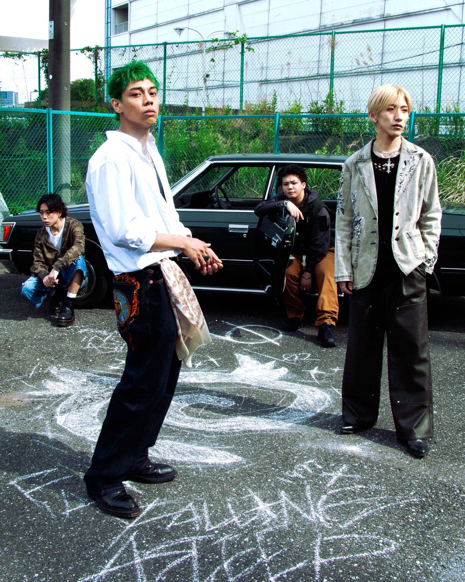 【NEW VISUAL 】

FALLING ASLEEP新アーティスト写真を公開！

L→R 
<a href="/chmtyz_/">Taiju | LAILY</a> 
　<a href="/vito_asleep_/">v ï t o FALLING ASLEEP</a> 
　　@kodai_asleep 
　　　<a href="/Hiroki_FA/">ʜɪʀᴏᴋɪ_ғᴀʟʟɪɴɢᴀsʟᴇᴇᴘ</a>

🚨明後日5/23 21:00に重大発表アリ🚨

#FALLINGASLEEP
#NEWVISUAL2025