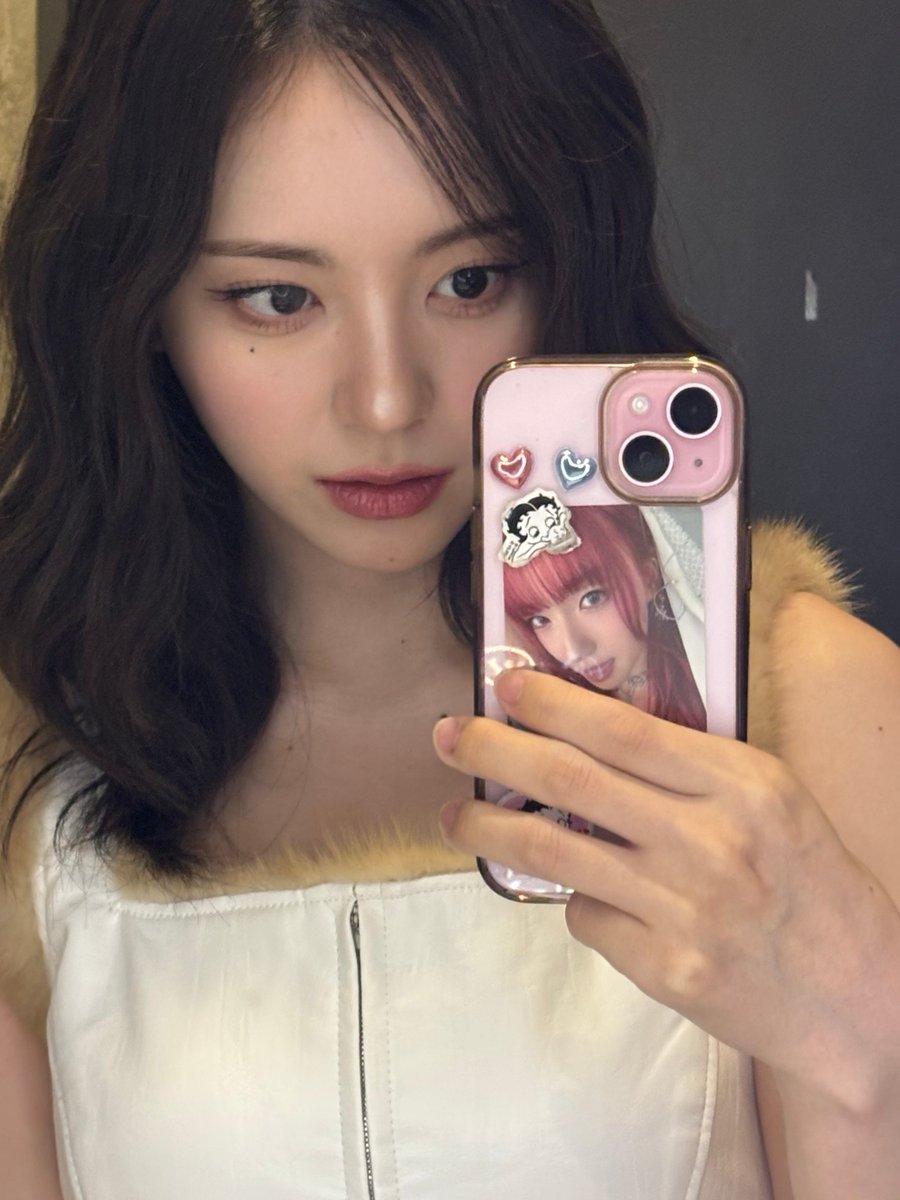 xsrthinker's tweet photo. YOUNGEUN PC ON THE BACK OF MASHIRO PHONE.. MAYOZ IS ALIVE AND WELL https://t.co/sV5S4dQZYb