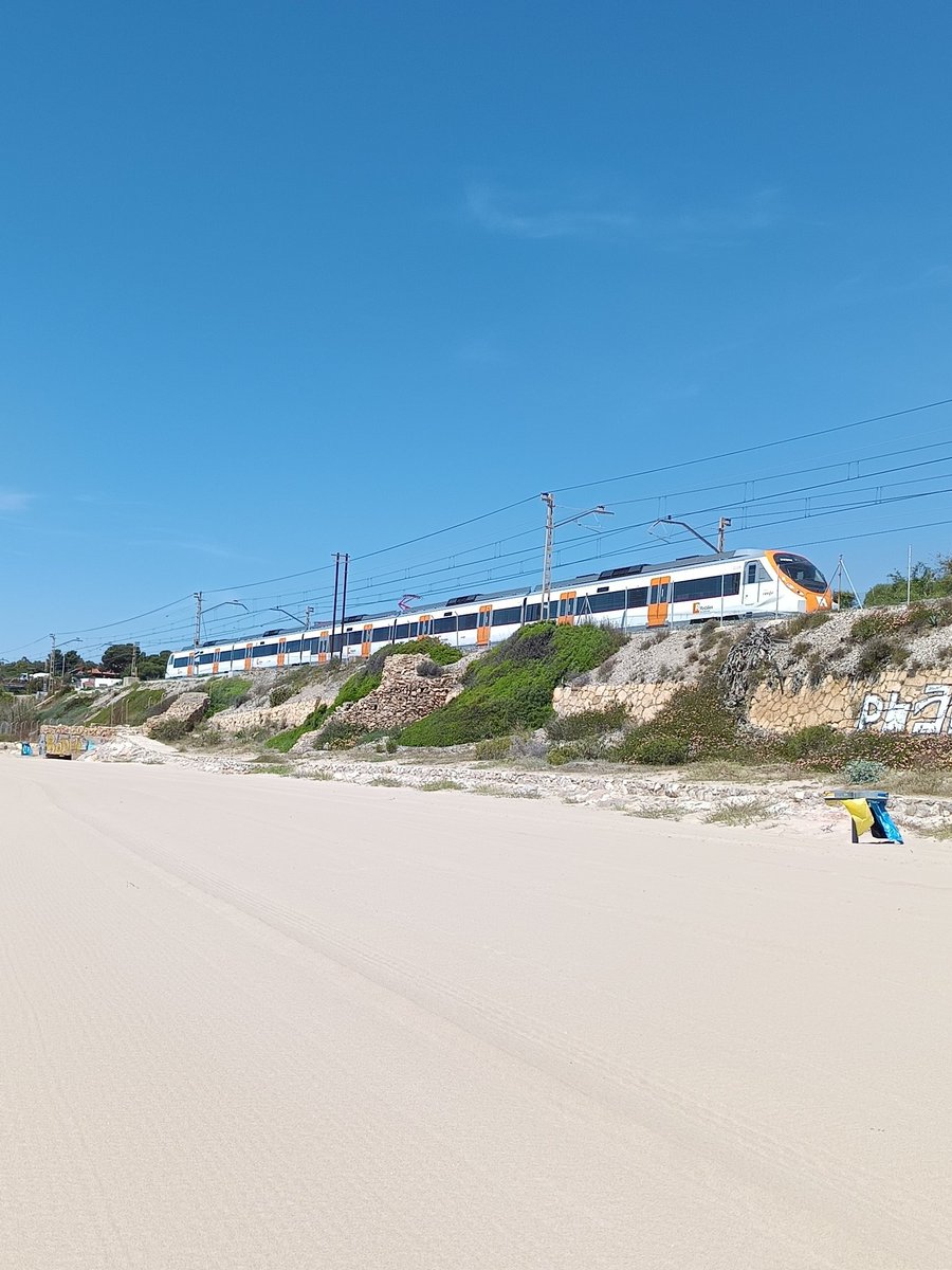 Poco habitual en Tarragona 
Serie 465 (Civia) <a href="/Renfe/">Renfe</a> <a href="/rodalies/">Rodalies Catalunya</a> 
📍Platja Llarga (Tarragona)