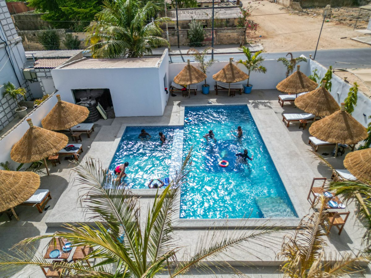ausenegalcom's tweet photo. 40° à Fatick ? On a l’endroit parfait pour échapper à la chaleur !

Venez vous rafraîchir à la piscine de l’Hôtel Berges du Sine, un havre de paix en plein cœur de la ville.

Découvrez l'hotel ici : https://t.co/79FalMirO7

#senegal #kebetu #ete https://t.co/CzDAfgrDWD