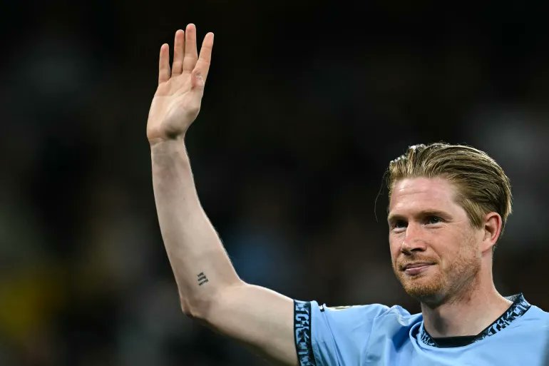 After a decade of excellence, Manchester City captain Kevin De Bruyne says goodbye to fans at final home match aje.io/nweux5
