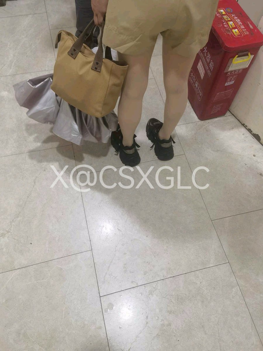 很久不扫楼了，出手必须就得是极品。顶级少妇的肉丝和老爹鞋，直接跟扫玩热乎现脱的，味道顶中顶！完整把玩照和视频已发✈️群！ https://t.co/mTKu1oosi5
