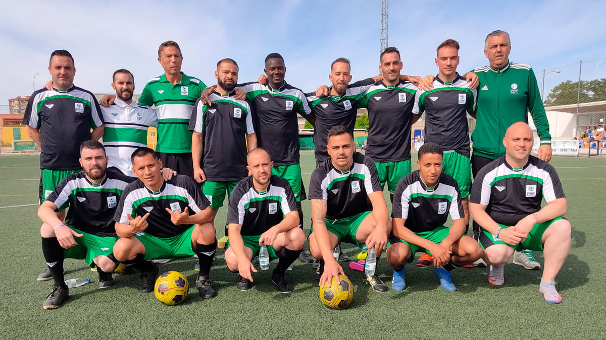 FedExFutbol's tweet photo. Este jueves, la @FedExFutbol participa en el 🏆𝐓𝐨𝐫𝐧𝐞𝐨 𝐈𝐧𝐭𝐞𝐫𝐜𝐞𝐧𝐭𝐫𝐨𝐬 𝐏𝐞𝐧𝐢𝐭𝐞𝐧𝐜𝐢𝐚𝐫𝐢𝐨𝐬 promovido por la @rfef e @interiorgob.

📸Una selección de internos del centro penitenciario de Badajoz viaja mañana hasta 📍Sevilla para participar en la 2ª Fase del torneo. Huelva, Algeciras y Villena, nuestros rivales.

🔗+INFO 👉https://t.co/UbQrDNJUeX

👍¡Suerte paisanos!

#Extremadura💚🤍🖤
#JugamosEnEquipo
