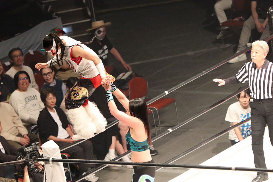 chika_dahlia's tweet photo. 2025/4/27
『LUCHA FIESTA ESPECIAL』
両国国技館

第2試合
真白優希、炎華、YuuRI vs ソンヤ、CoCo、長谷川美子④

#俺達のMYWAY 
#ルチャフェス https://t.co/GEJYVO4yBR