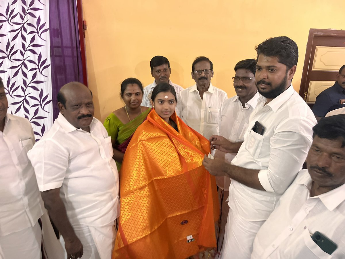 rajasekarkurich's tweet photo. மாநில அளவில் முதல் மதிப்பெண் பெற்ற மாணவி சோஃபியா அவர்களை சந்தித்து உயர்கல்வித் துறை அமைச்சர் முனைவர் @Govichezhian அவர்கள் அண்ணன் @SRamalingamMp அண்ணன் அண்ணாதுரை மற்றும் அண்ணன்கள் கழக முன்னோடிகள் வாழ்த்துக்களை தெரிவித்தனர்!
@udhayaRavidmk
#Kurichi
#10thExamResults https://t.co/LTK4Z1JXS8
