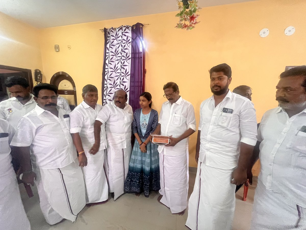 rajasekarkurich's tweet photo. மாநில அளவில் முதல் மதிப்பெண் பெற்ற மாணவி சோஃபியா அவர்களை சந்தித்து உயர்கல்வித் துறை அமைச்சர் முனைவர் @Govichezhian அவர்கள் அண்ணன் @SRamalingamMp அண்ணன் அண்ணாதுரை மற்றும் அண்ணன்கள் கழக முன்னோடிகள் வாழ்த்துக்களை தெரிவித்தனர்!
@udhayaRavidmk
#Kurichi
#10thExamResults https://t.co/LTK4Z1JXS8
