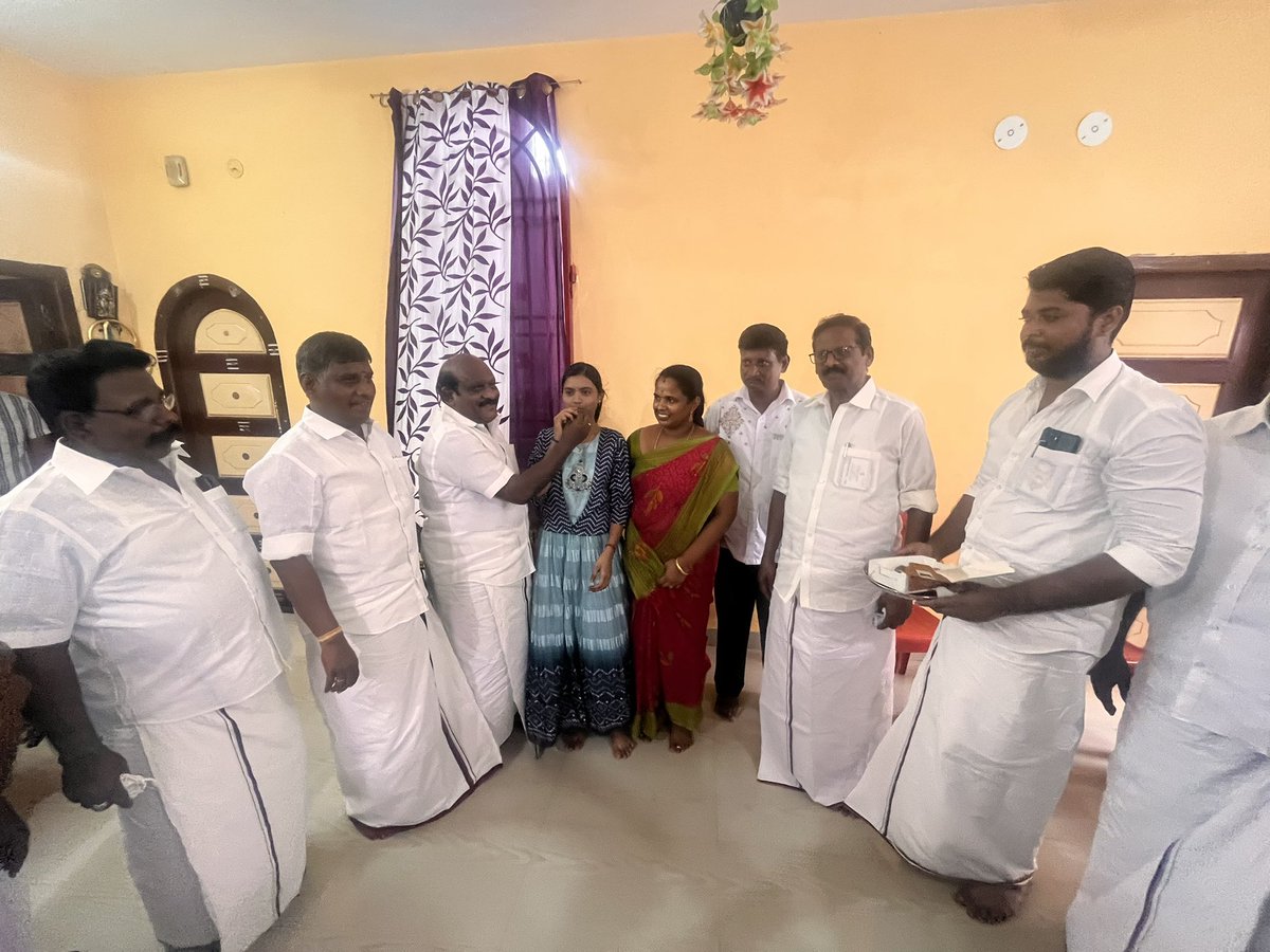 rajasekarkurich's tweet photo. மாநில அளவில் முதல் மதிப்பெண் பெற்ற மாணவி சோஃபியா அவர்களை சந்தித்து உயர்கல்வித் துறை அமைச்சர் முனைவர் @Govichezhian அவர்கள் அண்ணன் @SRamalingamMp அண்ணன் அண்ணாதுரை மற்றும் அண்ணன்கள் கழக முன்னோடிகள் வாழ்த்துக்களை தெரிவித்தனர்!
@udhayaRavidmk
#Kurichi
#10thExamResults https://t.co/LTK4Z1JXS8