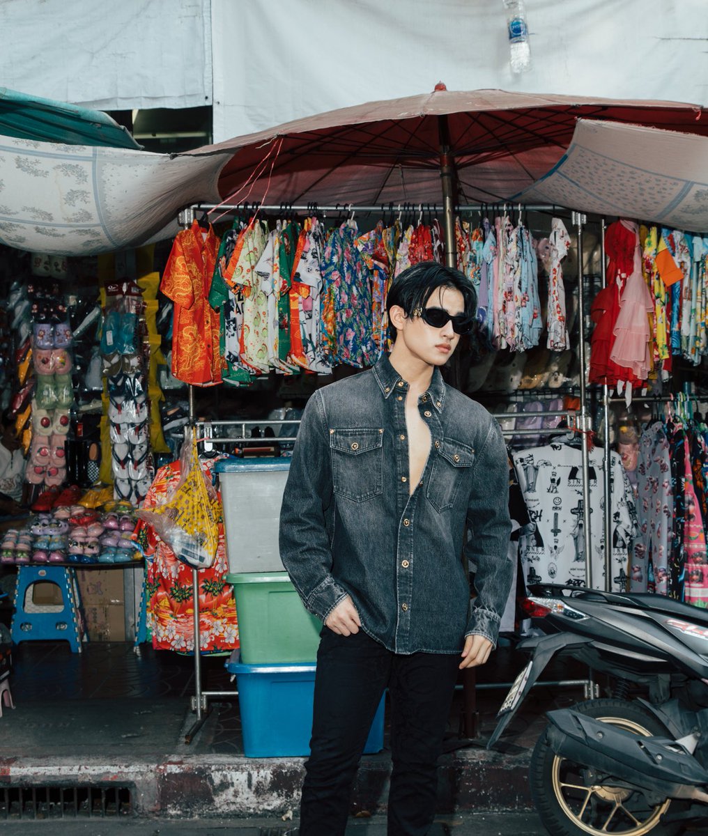 BarcodeTin's tweet image. มาตั้งแผงขาย #versace