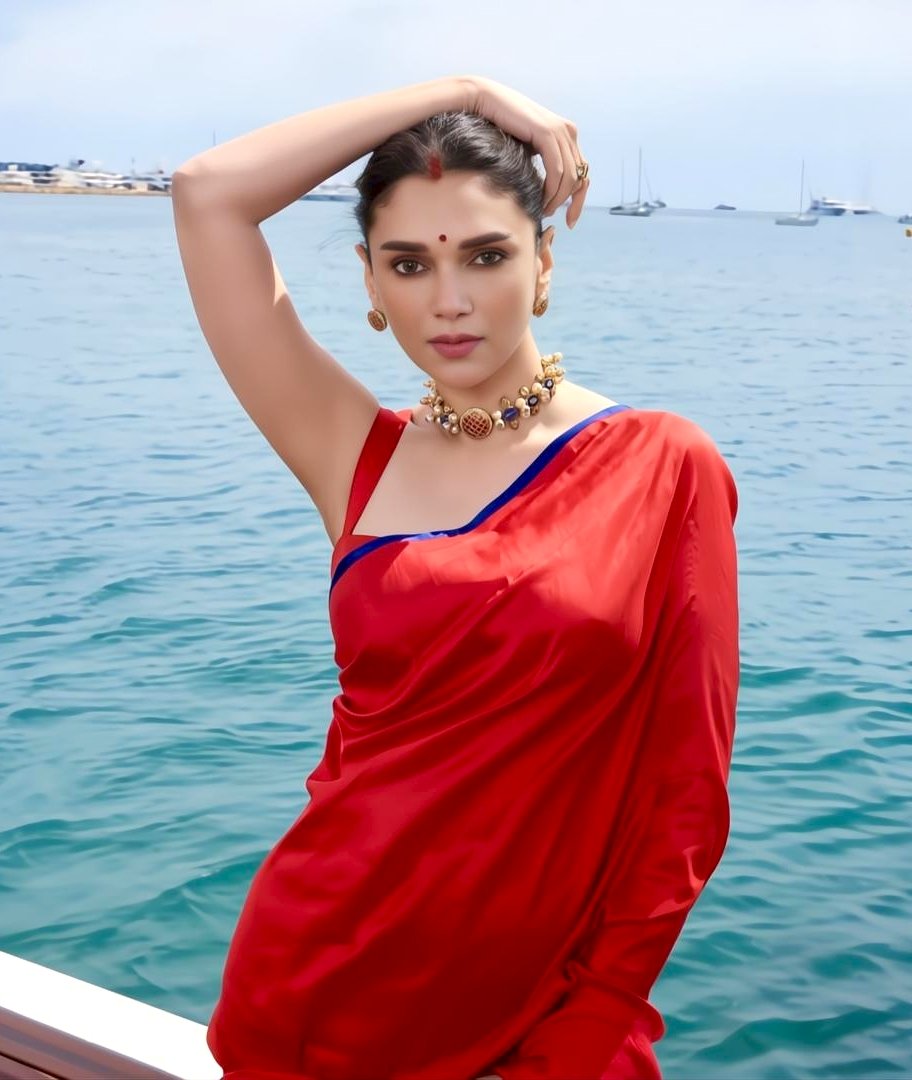 BollywoodITV's tweet photo. Saree on point. Sindoor shining. ❤️
#AditiRaoHydari serving looks, vibes, and heritage — all at once at #Cannes2025 

#aditiraohydari #cannes #Indianbeauty https://t.co/u5fvkd7I9e