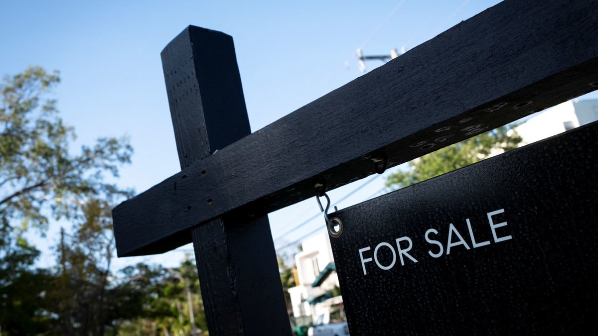 LLChatoff's tweet photo. Mortgage demand drops after interest rates jump to the highest level since February https://t.co/WccbIyWXqe https://t.co/2a5350FJiP