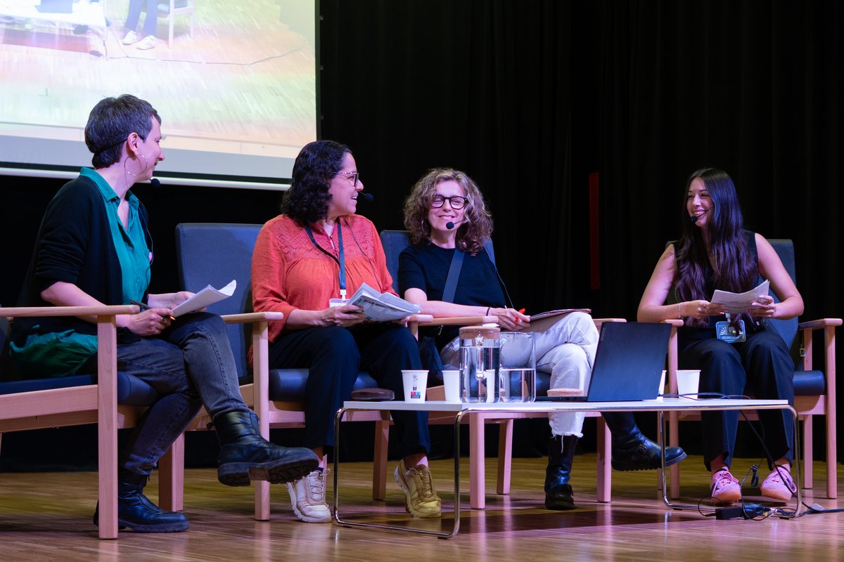 Recuerdos de la presentación del primer informe de violencias institucionales machistas en el Estado español con <a href="/ovim_es/">OVIM</a>.

Por fin pusimos voz, gestos, datos y rabia organizada a una realidad estructural e invisibilizada.  

Barri Media Lab 📸
@heliadones <a href="/almenafeminista/">Almena Feminista</a>