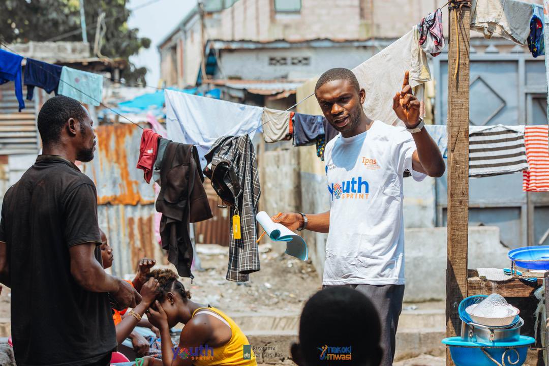 Youthfim's tweet photo. ⛔️ C'est dans le cadre du projet d'amélioration d'accès à l'information et aux #SCACF avec @MakokiYaMwasi, que nous organisons des sensibilisations portes à portes dans la ZS de Kingabwa en faveur des Jeunes sur leurs #DSSR et les orienter vers les prestataires des soins. #AI2SR https://t.co/mySyJTtqOZ