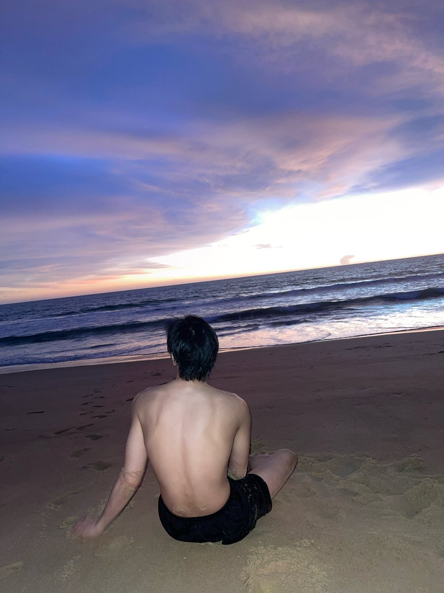 milk2may's tweet photo. The ocean whispers, the sunset listens.
#milk2may https://t.co/bRptQZwzZ0