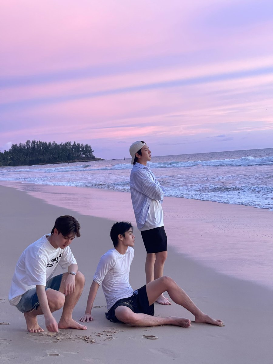 milk2may's tweet photo. The ocean whispers, the sunset listens.
#milk2may https://t.co/bRptQZwzZ0
