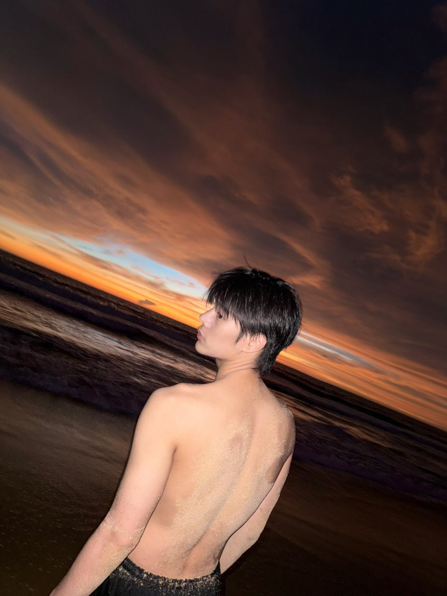 milk2may's tweet photo. The ocean whispers, the sunset listens.
#milk2may https://t.co/bRptQZwzZ0