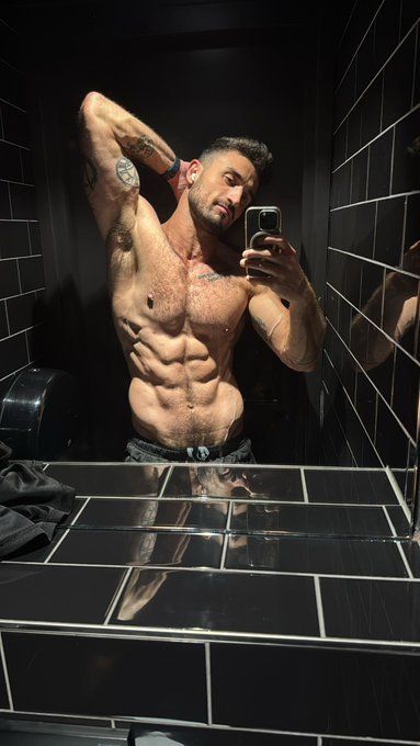 Watch AdamAlberto's leaked NSFW photo on TwXstars