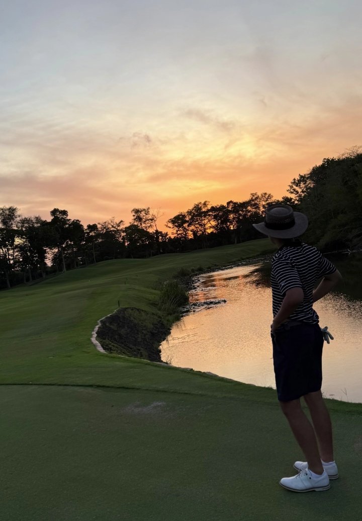 aantin_'s tweet photo. na para bang pinapatunayan niya na mahilig siya sa sunset?????? https://t.co/l5MsWk1krm