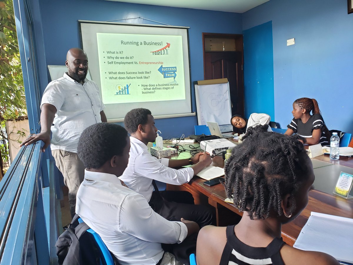 skasenge1's tweet photo. #MakingStudentsWorldReady - Season 8

Surviving in Business Above All Odds - Presentation By: Mr Paul Ekudu

The students today are taking an in-depth understanding of a Business Journey and how to survive amidst all possible threats. KSKFOUNDATION https://t.co/h3jmkrLiyy