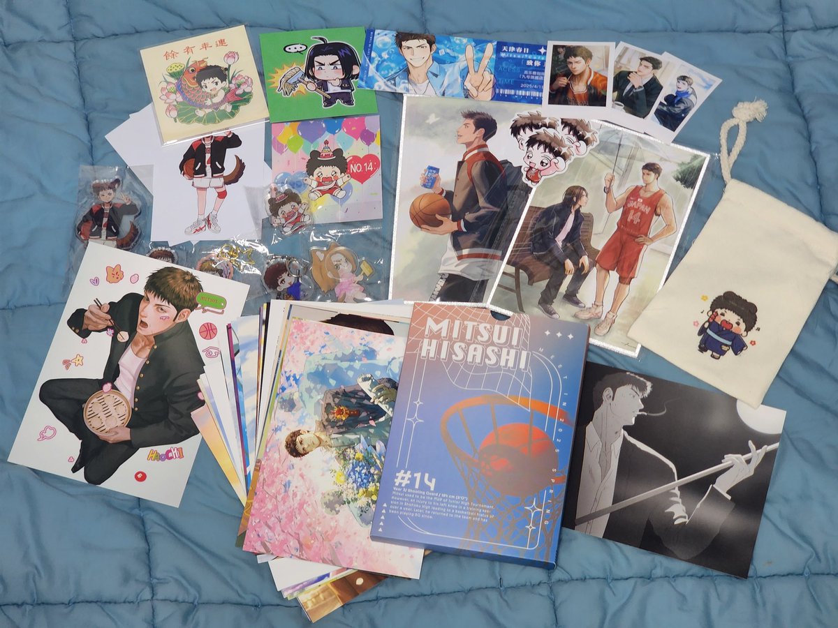 커미션으로 협력해드렸던 중국의 대만이 행사 물품들을 받았어요,,,
진짜 많이 보내주셔서 깜짝 놀람
일러만 40장 있음 스케일 미친거야
온리전 아니고 카페였던것 같은데
쨌든 정말 많이 챙겨주셔서 너무 감사함