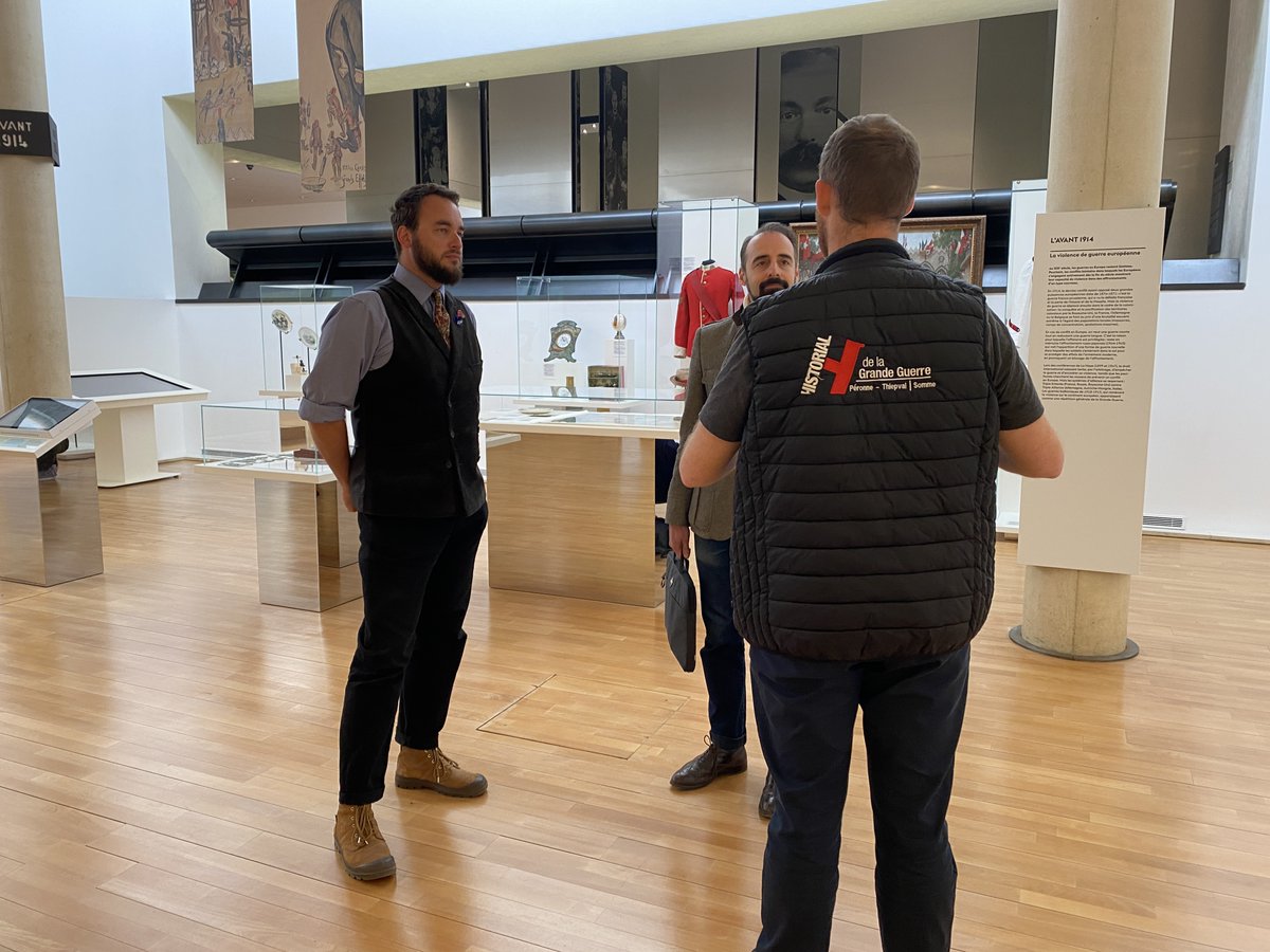 historial1418's tweet photo. 🎥 Tournage à l’@historial1418 avec @Hycarius !
Autour de Tolkien, en partenariat avec @SommeTourisme. 
Une belle rencontre entre reconstitution, objets insolites… et passion pour l’histoire !
📺 Sa chaîne : https://t.co/sfLur56SQV
👉Retrouvez nous sur : https://t.co/P6h5lAdsLG https://t.co/77IPHnhPg3