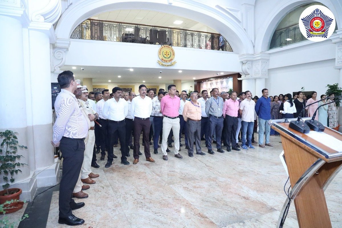 आज #InternationalAntiTerrorismDay च्या निमित्ताने मा. <a href="/CPMumbaiPolice/">Commissioner of Police, Greater Mumbai</a> देवेन भारती यांनी मुंबई पोलीस आयुक्तालयात सर्व पोलीस सह आयुक्त, इतर पोलीस अधिकारी व पोलीस कर्मचारी यांचेसह दहशतवाद आणि हिंसाचार विरोधी शपथ घेतली.

ही शपथ सर्व प्रकारचा दहशतवाद आणि हिंसाचार यांचा विरोध करण्याचा