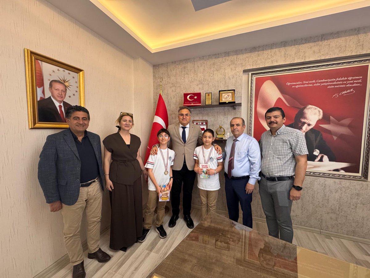 Mehmet Emin Zekiye Üstünel Ortaokulu öğrencilerimiz Elif Koçbayındıran ve Yiğit Koçak; okulda göstermiş oldukları örnek davranışlar ve en çok kitap okuyan öğrenci olmaları nedeniyle "Centilmen Öğrenci" ödülüne layık görüldüler!

Müdürümüz Sn. Mehmet Ali Tiryakioğlu