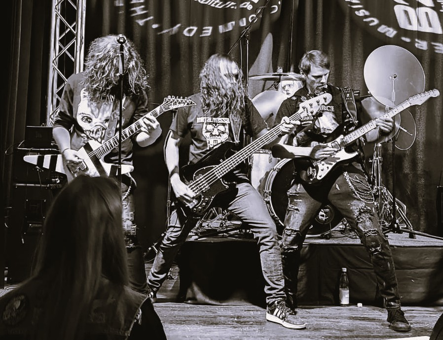 Devotes entirely to traditional Heavy Metal. 😍

This year, <a href="/tombofgiants/">Tomb of Giants</a> will be launching a new release that is sure to get ears burning and excitement rocketing. Stay tuned! 👍

youtube.com/@tombofgiants_…

Pic credit: Tomb of Giants
Live @ B22, Germany