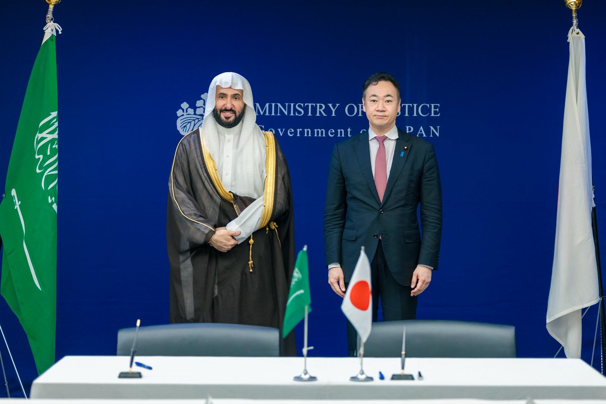 MojKsa's tweet photo. وزير العدل يلتقي نظيره الياباني ويوقعان مذكرة تفاهم للتعاون القضائي

التقى معالي وزير العدل الدكتور وليد بن محمد الصمعاني، بوزير العدل في اليابان كيسوكي سوزوكي، وذلك خلال زيارته الرسمية إلى اليابان.
وبحث معالي وزير العدل مع نظيره الياباني، سُبل تعزيز العلاقات بين البلدين، في المجال العدلي.

واستعرض معالي الدكتور الصمعاني، التطورات التي يشهدها القطاع القضائي والعدلي، بدعم من خادم الحرمين الشريفين الملك سلمان بن عبدالعزيز آل سعود، وإشراف ومتابعة صاحب السمو الملكي الأمير محمد بن سلمان بن عبدالعزيز ولي العهد رئيس مجلس الوزراء -حفظهما الله-، لا سيما ما يتعلق بمنظومة التشريعات المتخصصة، ودورها في تحقيق العدالة الناجزة.

وأشار معاليه كذلك إلى أبرز التطورات المتعلقة بالقطاع العدلي، ومنها  ما يتعلق بتعزيز مبدأ العلانية والشفافية، من خلال توثيق الجلسات القضائية بالصوت والصورة، سواء كان ذلـك فـي قاعات المحكمـة أو مـن خلال الجلسات الافتراضية في التقاضي الإلكتروني، ونشر الأحكام القضائية، إضافة إلى جهود تفعيل منظومة العدالة الوقائية من خلال توثيق العقود لتكون سندات تنفيذية.

وعلى هامش اللقاء، وقع وزير العدل ونظيره الياباني مذكرة تفاهم للتعاون في المجال القضائي، تشمل تبادل الخبرات والمعلومات، في المجالات القانونية والعدلية، كما تشمل مجالات التعاون: التشريعات، وبناء القدرات، وتسوية المنازعات.