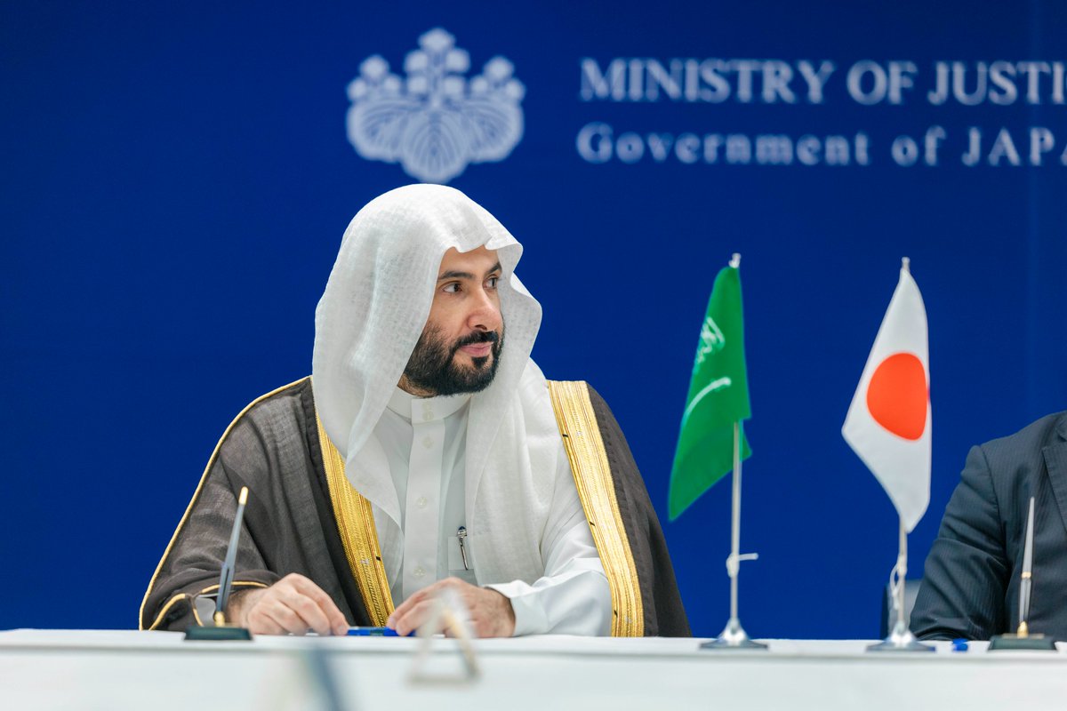 وزير العدل يلتقي نظيره الياباني ويوقعان مذكرة تفاهم للتعاون القضائي

التقى معالي وزير العدل الدكتور وليد بن محمد الصمعاني، بوزير العدل في اليابان كيسوكي سوزوكي، وذلك خلال زيارته الرسمية إلى اليابان.
وبحث معالي وزير العدل مع نظيره الياباني، سُبل تعزيز العلاقات بين البلدين، في