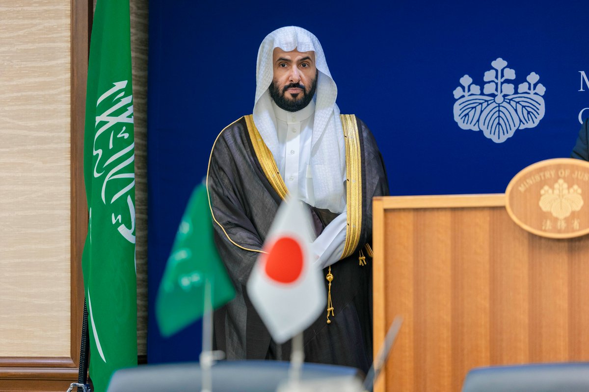 MojKsa's tweet photo. وزير العدل يلتقي نظيره الياباني ويوقعان مذكرة تفاهم للتعاون القضائي

التقى معالي وزير العدل الدكتور وليد بن محمد الصمعاني، بوزير العدل في اليابان كيسوكي سوزوكي، وذلك خلال زيارته الرسمية إلى اليابان.
وبحث معالي وزير العدل مع نظيره الياباني، سُبل تعزيز العلاقات بين البلدين، في المجال العدلي.

واستعرض معالي الدكتور الصمعاني، التطورات التي يشهدها القطاع القضائي والعدلي، بدعم من خادم الحرمين الشريفين الملك سلمان بن عبدالعزيز آل سعود، وإشراف ومتابعة صاحب السمو الملكي الأمير محمد بن سلمان بن عبدالعزيز ولي العهد رئيس مجلس الوزراء -حفظهما الله-، لا سيما ما يتعلق بمنظومة التشريعات المتخصصة، ودورها في تحقيق العدالة الناجزة.

وأشار معاليه كذلك إلى أبرز التطورات المتعلقة بالقطاع العدلي، ومنها  ما يتعلق بتعزيز مبدأ العلانية والشفافية، من خلال توثيق الجلسات القضائية بالصوت والصورة، سواء كان ذلـك فـي قاعات المحكمـة أو مـن خلال الجلسات الافتراضية في التقاضي الإلكتروني، ونشر الأحكام القضائية، إضافة إلى جهود تفعيل منظومة العدالة الوقائية من خلال توثيق العقود لتكون سندات تنفيذية.

وعلى هامش اللقاء، وقع وزير العدل ونظيره الياباني مذكرة تفاهم للتعاون في المجال القضائي، تشمل تبادل الخبرات والمعلومات، في المجالات القانونية والعدلية، كما تشمل مجالات التعاون: التشريعات، وبناء القدرات، وتسوية المنازعات.