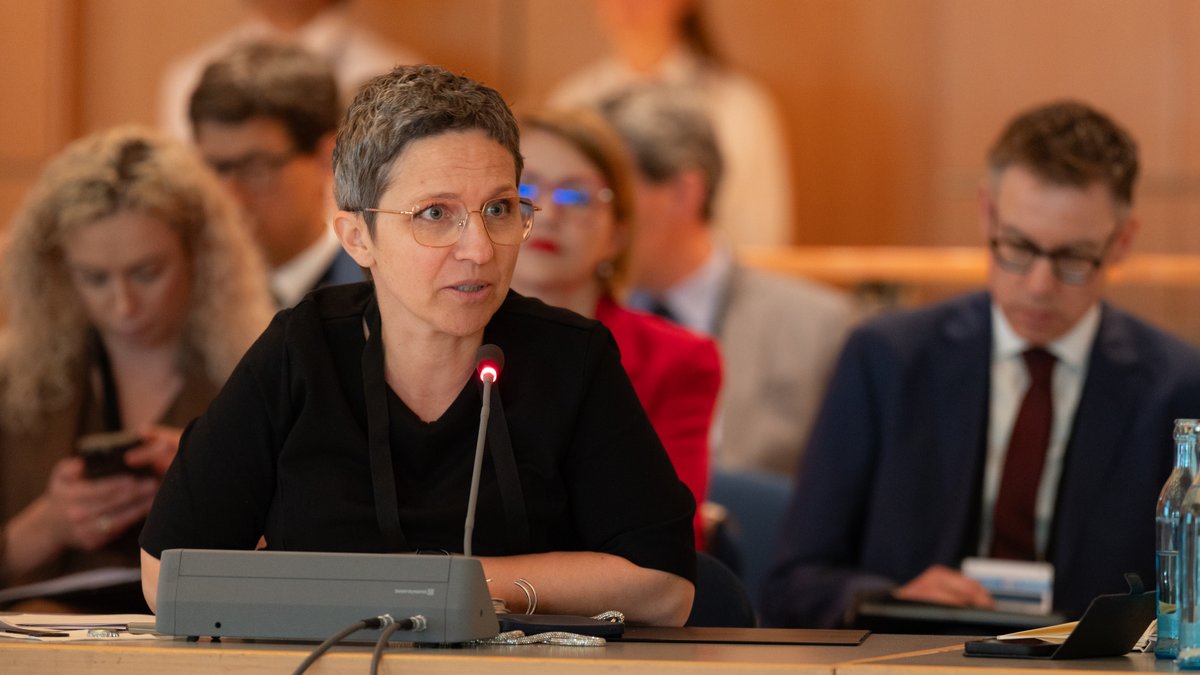BMV's tweet image. Ein zentrales Thema auf dem #ITF25 ist auch die #Ukraine und die Frage, wie wir ihr beim Wiederaufbau ihres Transportsystems helfen können. Genau darum ging es beim Executive Workshop mit Staatssekretärin Claudia Stutz. #Weltverkehrsforum