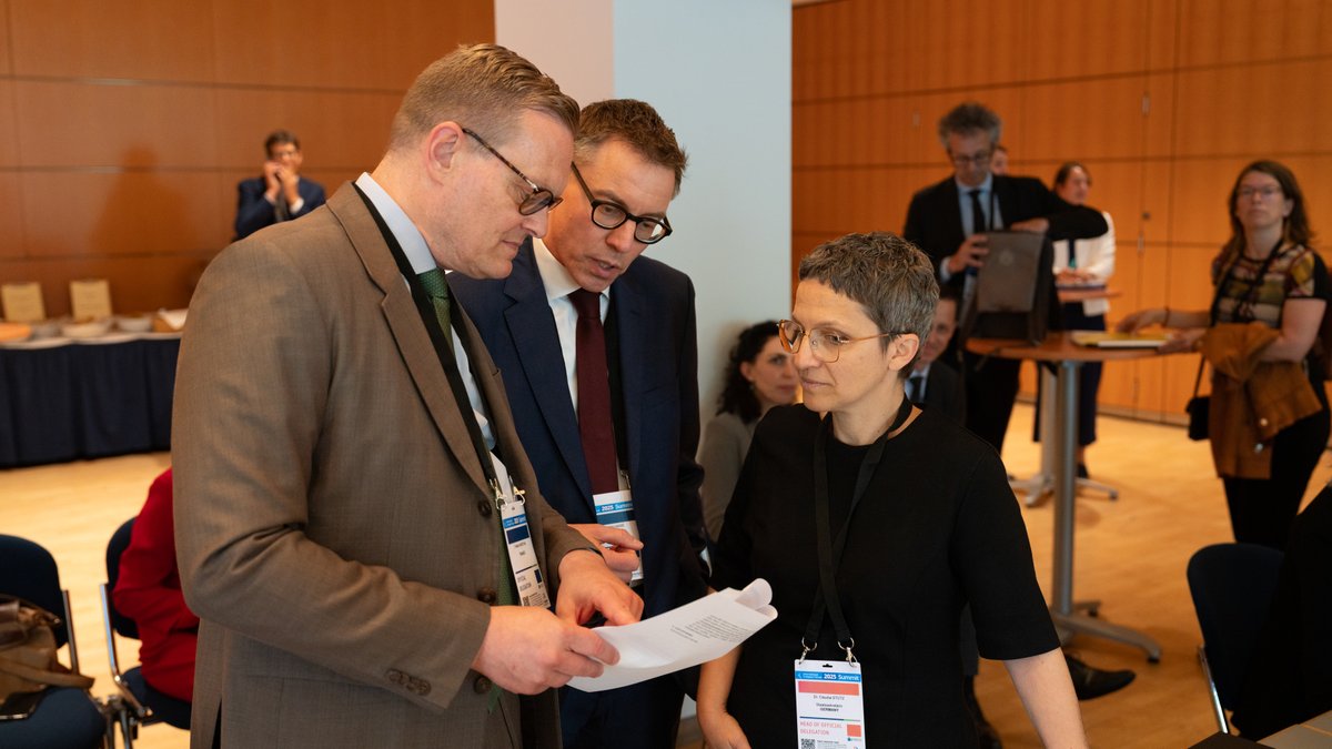 BMV's tweet image. Ein zentrales Thema auf dem #ITF25 ist auch die #Ukraine und die Frage, wie wir ihr beim Wiederaufbau ihres Transportsystems helfen können. Genau darum ging es beim Executive Workshop mit Staatssekretärin Claudia Stutz. #Weltverkehrsforum