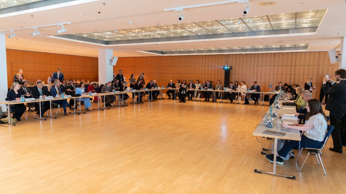 BMV's tweet image. Ein zentrales Thema auf dem #ITF25 ist auch die #Ukraine und die Frage, wie wir ihr beim Wiederaufbau ihres Transportsystems helfen können. Genau darum ging es beim Executive Workshop mit Staatssekretärin Claudia Stutz. #Weltverkehrsforum