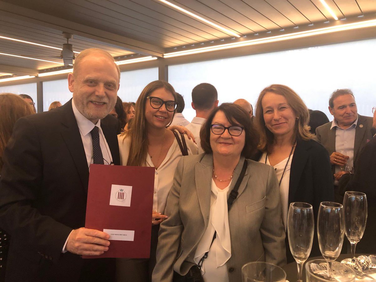 Endocarditis-Team Clínic Barcelona (@ieteamclinicbcn) on Twitter photo El Dr. Jose María Miró ha estat guardonat amb el premi Josep Trueta 2025 com a reconeixement a la seva trajectòria investigadora al camp de l'endocarditis infecciosa. Moltes felicitats!!! 👏👏👏
<a href="/hospitalclinic/">Hospital Clínic</a> <a href="/idibaps/">IDIBAPS</a> <a href="/AsunMoreno3/">Asun Moreno</a> #endocarditis El Dr. Jose María Miró ha estat guardonat amb el premi Josep Trueta 2025 com a reconeixement a la seva trajectòria investigadora al camp de l'endocarditis infecciosa. Moltes felicitats!!! 👏👏👏
<a href="/hospitalclinic/">Hospital Clínic</a> <a href="/idibaps/">IDIBAPS</a> <a href="/AsunMoreno3/">Asun Moreno</a> #endocarditis