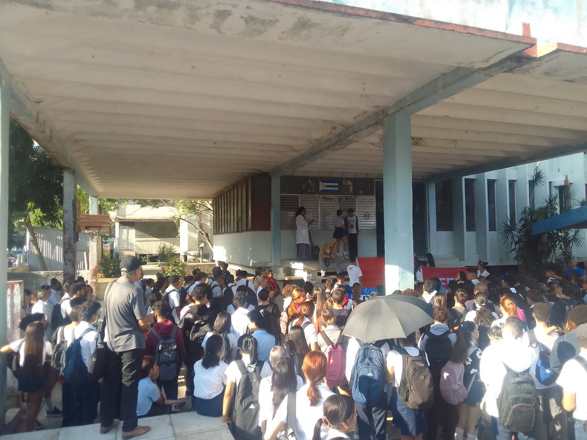 BatistaDelver's tweet photo. Con #HonorHolguinero hoy realizamos la intervención integral preventiva en el IPU Jesús Menéndez Larrondo con la participación y alianza de representantes de órganos, organismos y organizaciones del te #HolguínSí 
@CubaMined 
@DPEHolguin 
@naimatrujillob 
@LuisFel07486070 https://t.co/oiYm5OIZ5J
