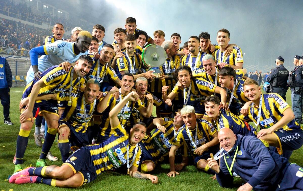 🇮🇹 Juve Stabia are chasing a first ever promotion to Serie A as they play  Cremonese this evening in the Serie B play-off semi-final. The Campania  club have a relatively tiny wage