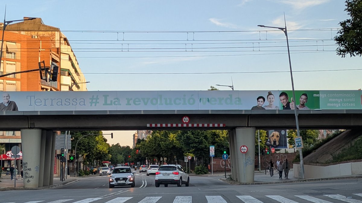 El dia a dia confirma a Terrassa, que la Revolució Verda s'esborra. Trailer (reflectants de +12m) de 40.000 kg en un carreró. Solucions moooolt barates proposades per tècnics <a href="/diba/">Diputació de Barcelona</a> ni es volen provar. Trist per la falta de voluntat <a href="/galileu_arquime/">Salvem Galileu/Arquimedes -Terrassa</a> <a href="/trsmesostenible/">Terrassa + sostenible🌳</a> <a href="/trsmobilitat/">Terrassa Mobilitat</a>