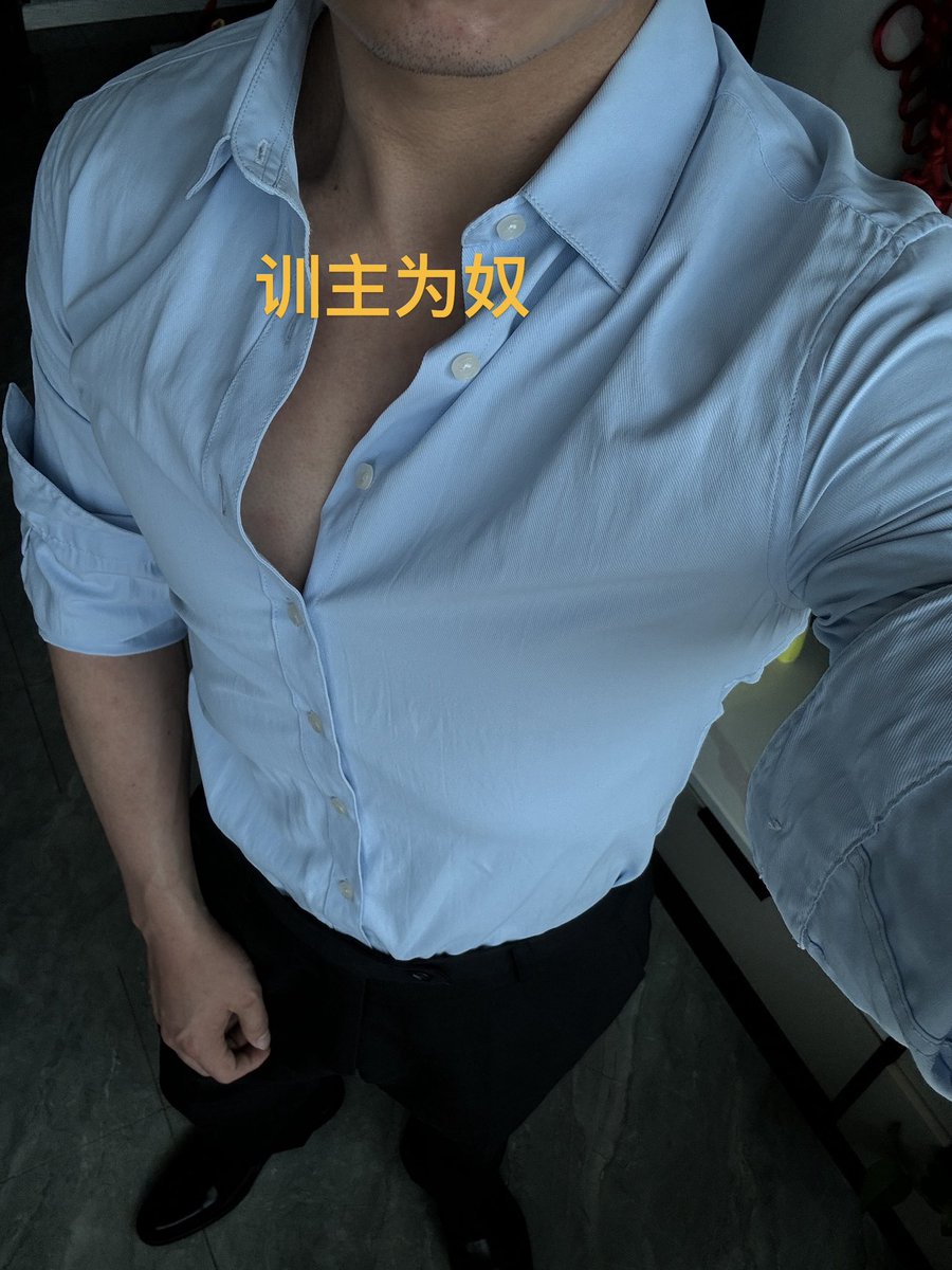 ly5400190's tweet photo. 肌肉长了不少，衬衣都快挤爆了😂 https://t.co/OFgwinVnPK