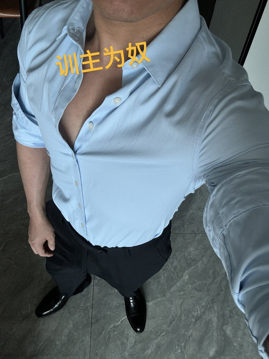ly5400190's tweet photo. 肌肉长了不少，衬衣都快挤爆了😂 https://t.co/OFgwinVnPK