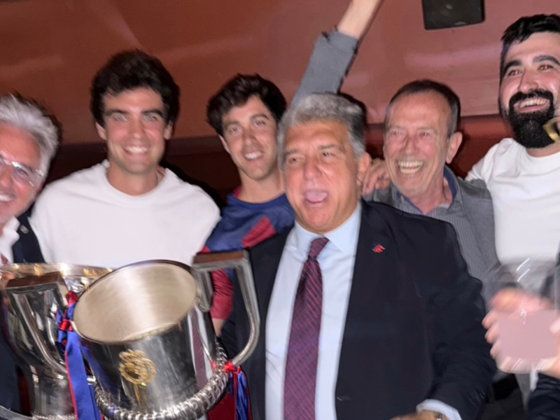 El club de la mitjanit (@clubmitjanit) on Twitter photo 📢 Reservat i exclusiu
Detalls de la festa de la lliga
Laporta va ruixar una ampolla de cava de 15 litres que costava 5 mil euros i que havia pagat un jugador
Al podcast de <a href="/CatalunyaRadio/">Catalunya Ràdio</a> sobre el Barça, amb <a href="/laiatudel/">Laia Tudel Prades</a>
3cat.cat/3cat/barca-res… 📢 Reservat i exclusiu
Detalls de la festa de la lliga
Laporta va ruixar una ampolla de cava de 15 litres que costava 5 mil euros i que havia pagat un jugador
Al podcast de <a href="/CatalunyaRadio/">Catalunya Ràdio</a> sobre el Barça, amb <a href="/laiatudel/">Laia Tudel Prades</a>
3cat.cat/3cat/barca-res…