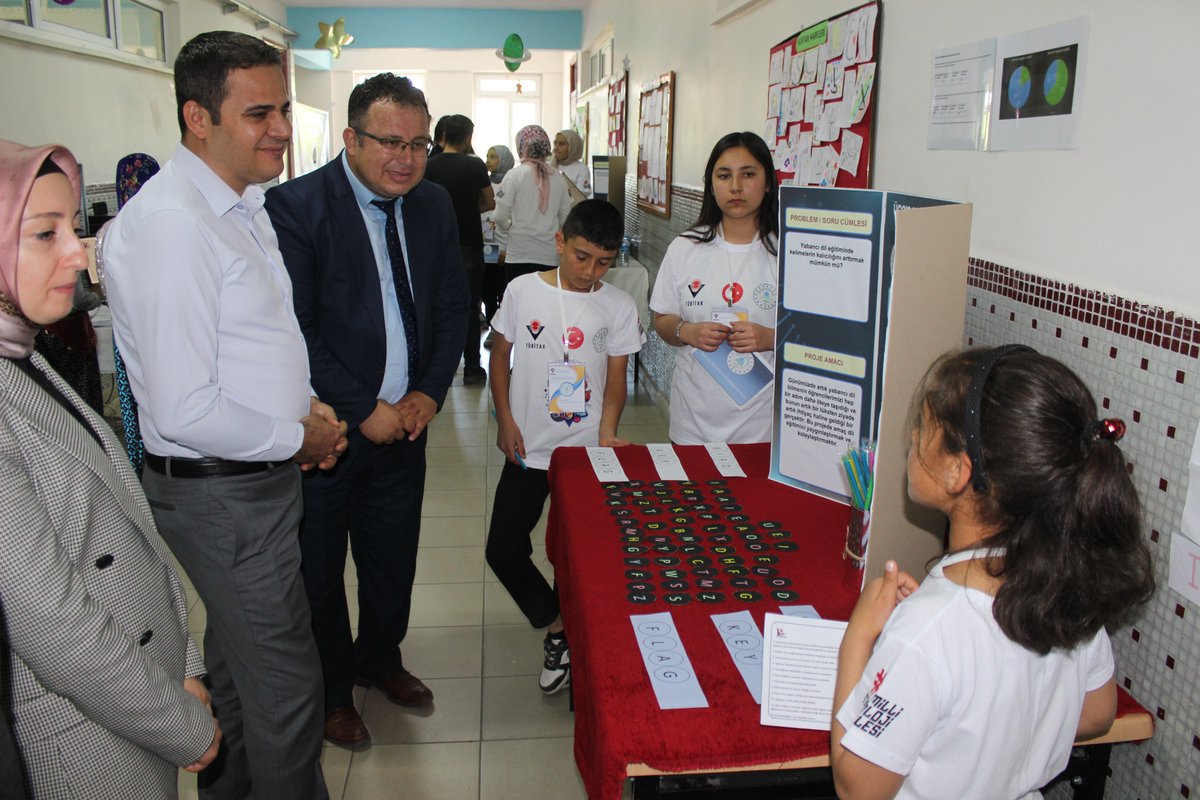 Kaymakamımız Sayın Mehmet Kemal AKPINAR İlçemiz Üçpınar Mahallesi Ortaokulunda  düzenlenen TÜBİTAK 4006 Bilim Fuarına ziyarette bulundu.