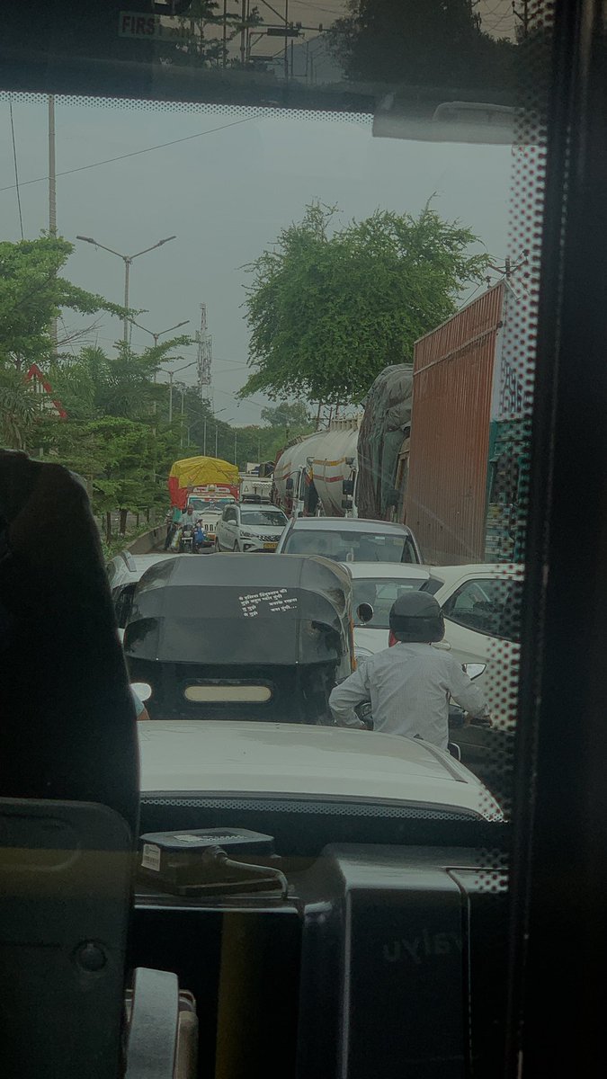 PlanetAlkeshA's tweet photo. गाडी चालवायचा बेसीक सेन्स नाही @WeAreNashik #Pethroad #Nashik https://t.co/NyxDTL77NK