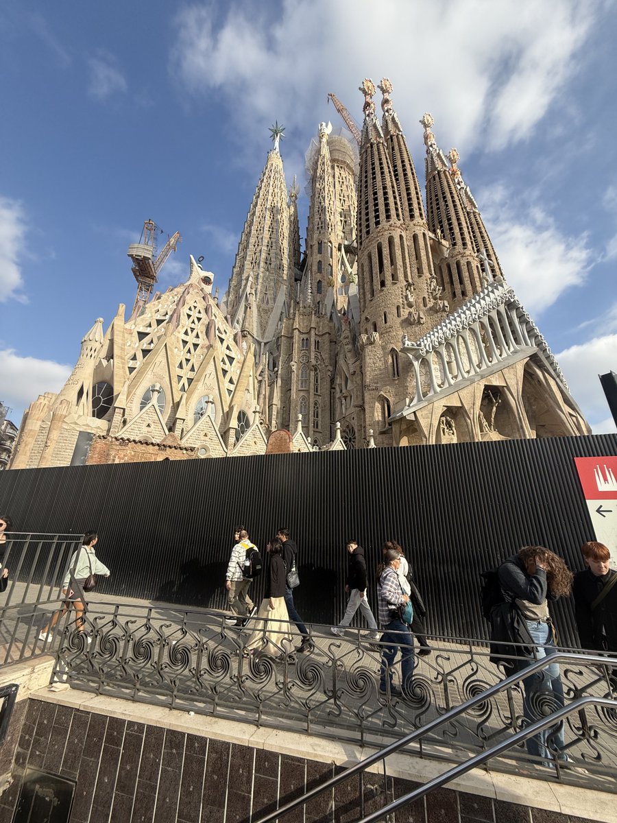BadToxic's tweet photo. Some pictures with the #SagradaFamília in #Barcelona, #Spain.
#selfie #selfy #selfies #couple #SagradaFamilia #church #Kirche #Bauwerk #pointOfInterest #Sehenswürdigkeit #vacation #Urlaub @umiizza https://t.co/NZAPK1kaRD